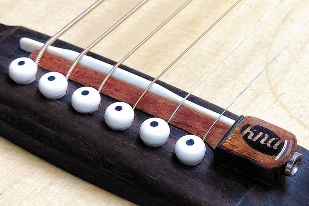 violão com cordas de aço no detalhe